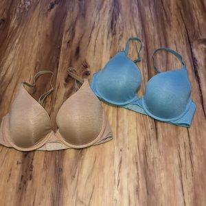 2 Victoria’s Secret T-Shirt Bras